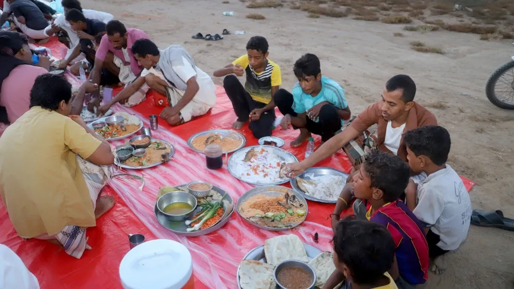 In Hajjah, Yemen, a collective iftar for residents and displaced people.  Shutterstock