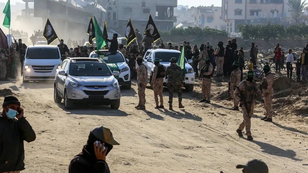 Hamas terrorists hand over Israeli hostages to the Red Cross as part of the ceasefire agreement with Israel; Khan Yunis, southern Gaza Strip, January 30, 2025. Shutterstock