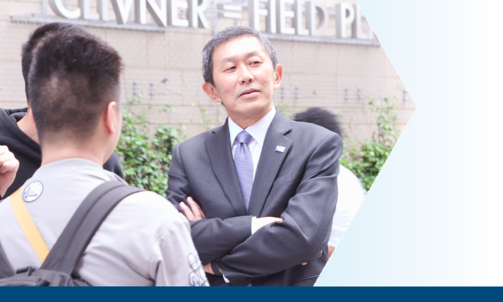 President Wu speaks with Baruch students
