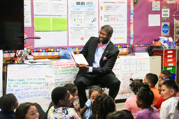 Austin ISD Interim Superintendent Anthony Mays reads to elementary school children