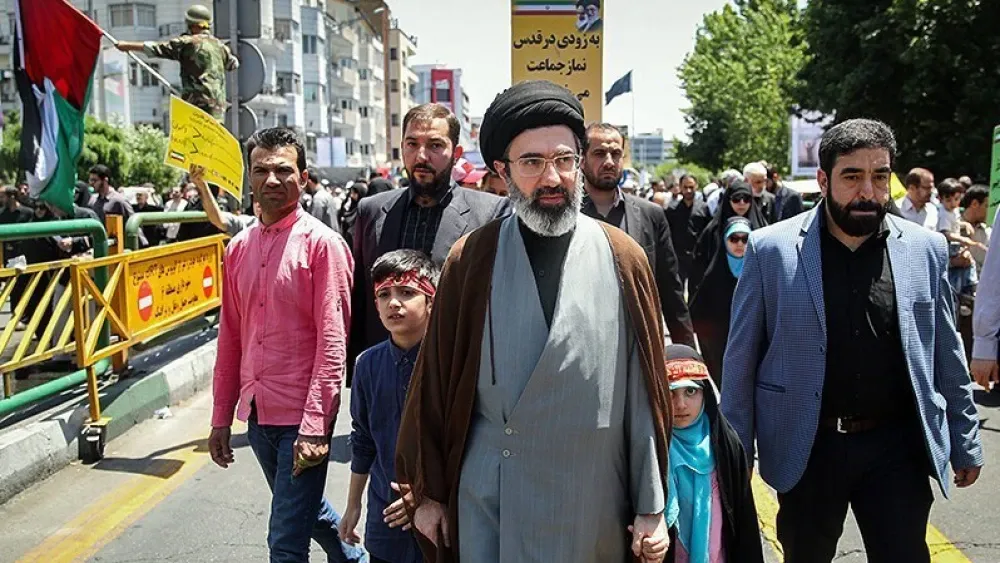 Mojtaba Khamenei with his children on Qods Day in 2018.  Tasnim News Agency, CC BY 4.0, via Wikimedia Commons