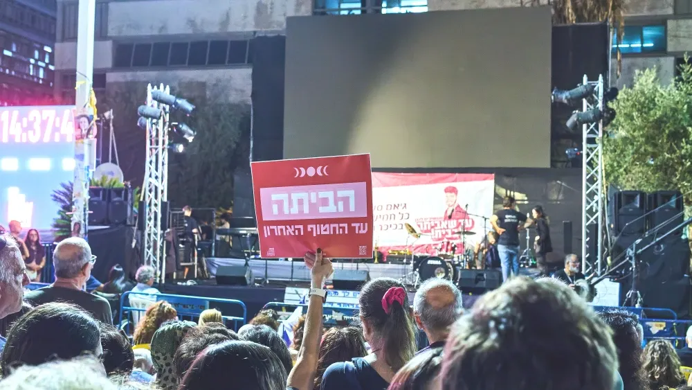 Tel Aviv, Israel, October 9, 2025. Israelis gather at the Hostages Square to celebrate the ceasefire deal and the expected return of all the Israeli hostages.  Shutterstock