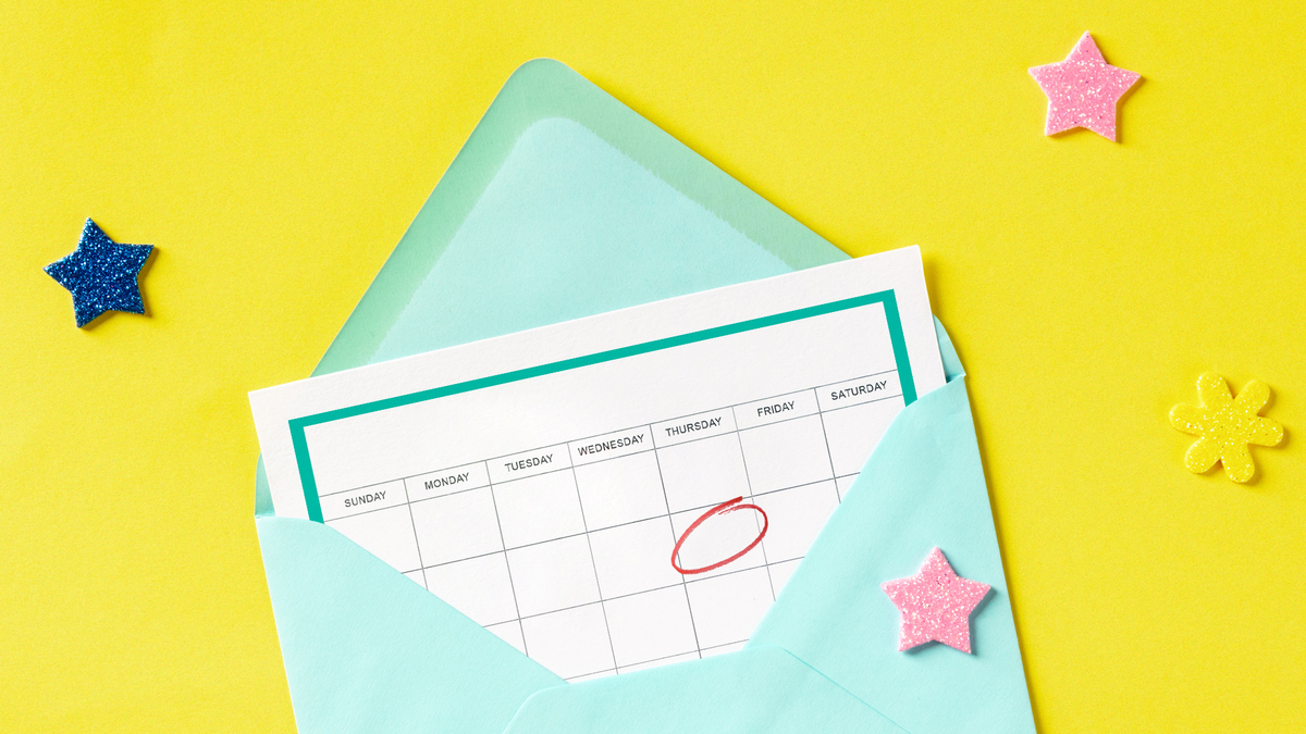An envelope that contains a calendar with a circle around a specific day.