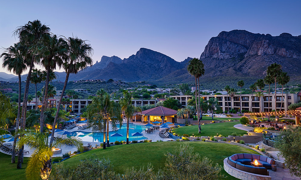 El Conquistador Tucson, a Hilton Resort at night