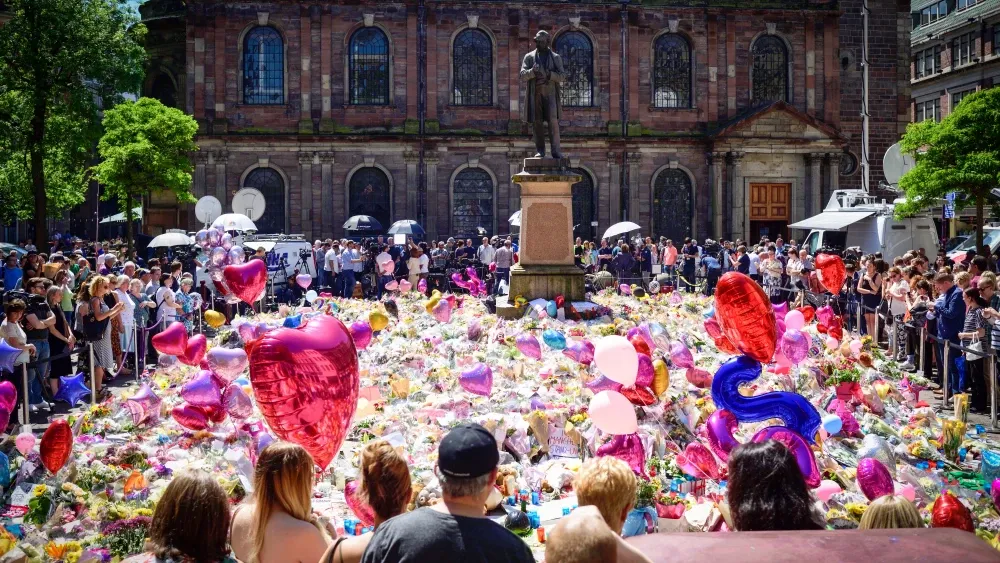 Tribute to Manchester Arena victims
