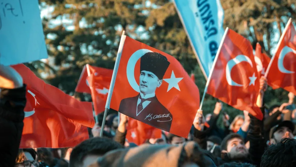 Protesters in Istanbul following the arrest of that city’s mayor, Ekrem İmamoğlu of the Republican People’s Party (CHP), on March 23, 2025. Shutterstock