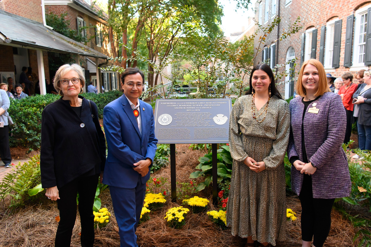 Elizabeth Wheeler A '24 with President McGee, Anna Smith, and Chief Hoskin next to Cherokee Commemorative Plaque